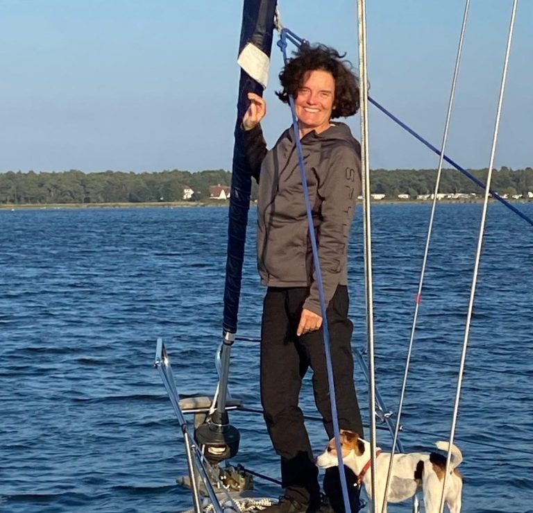 Schamanin Dorothea Schubert auf ihrem Segelschiff